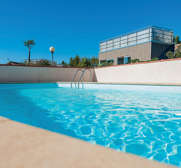 Piscine d'été famille en vacances