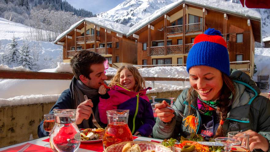 Repas en extérieure en famille