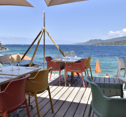 Terrasse sur la mer vacances les pieds dans l'eau