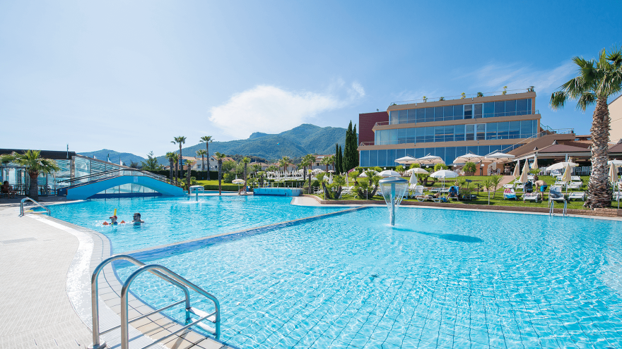 Grande piscine au Village Loano 2